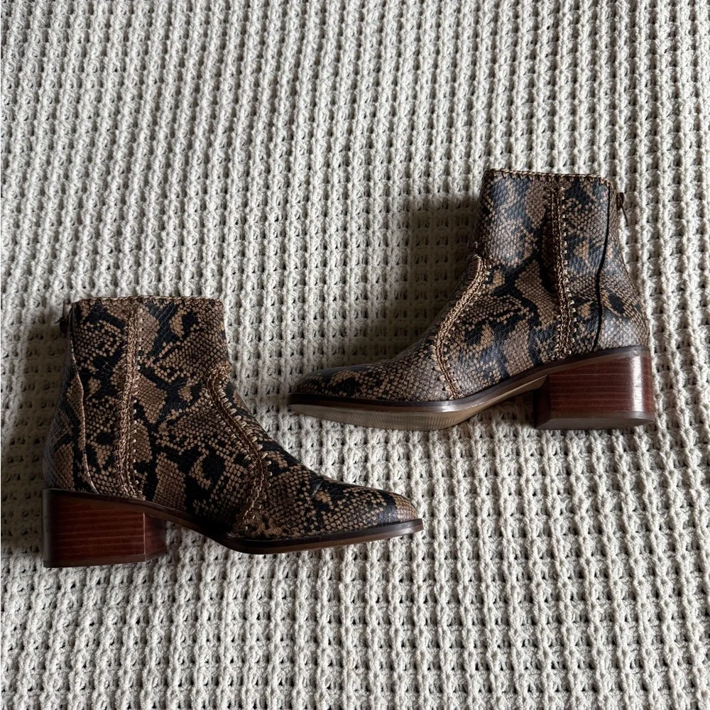 Chelsea & Violet Snakeskin Embossed Leather Ankle Boots Brown Size 8.5 Western - Picture 3 of 7